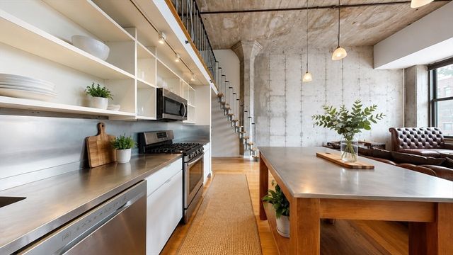 156 Porter St 112, Boston, MA 02128