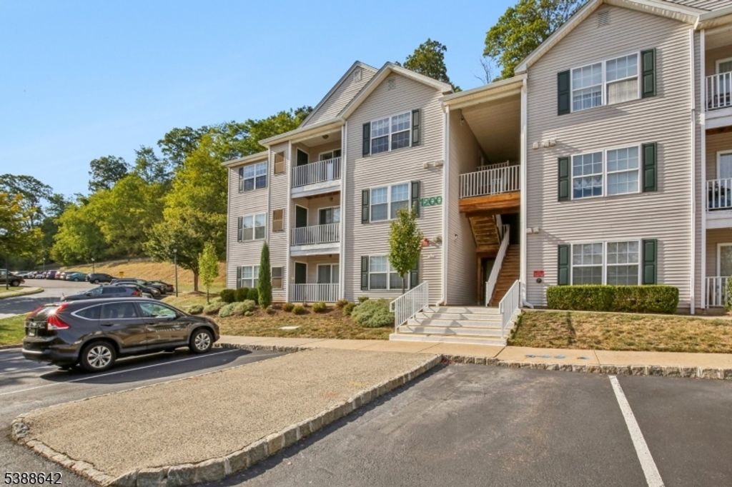 1223 King Ct, Green Brook Twp., NJ 08812