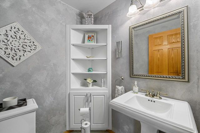 W172N9390 Shady LANE, Menomonee Falls, WI 53051