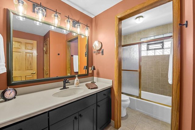 W172N9390 Shady LANE, Menomonee Falls, WI 53051