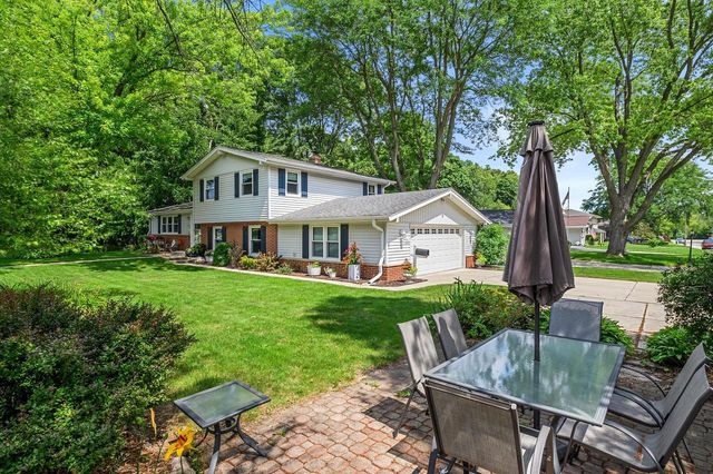 W172N9390 Shady LANE, Menomonee Falls, WI 53051