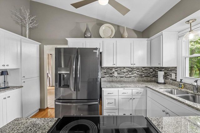 W172N9390 Shady LANE, Menomonee Falls, WI 53051