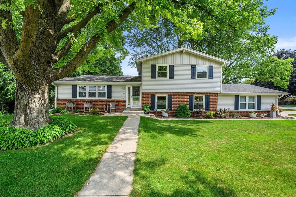 W172N9390 Shady LANE, Menomonee Falls, WI 53051