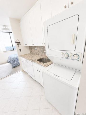 27010 Grand Central 22R, Floral Park, NY 11005