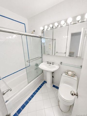 27010 Grand Central 22R, Floral Park, NY 11005