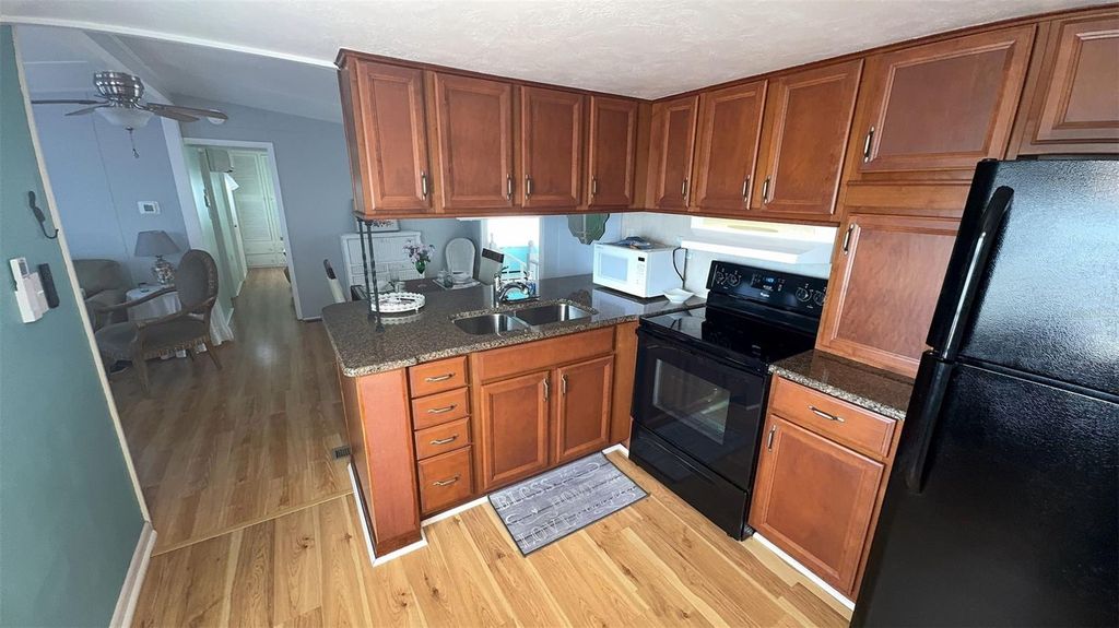Image 12 of property listing at 4851 W GANDY BOULEVARD B7L43, Tampa, FL 33611