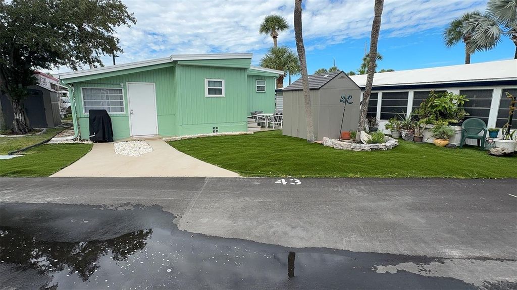 Image 38 of property listing at 4851 W GANDY BOULEVARD B7L43, Tampa, FL 33611