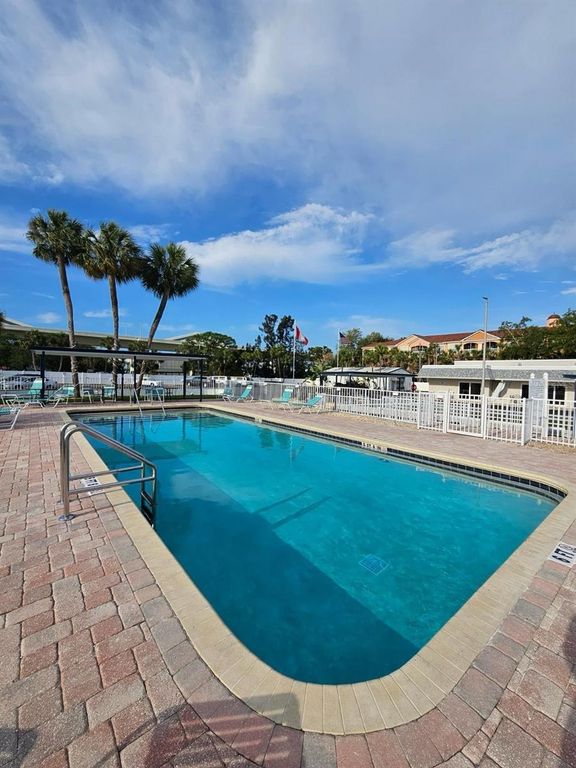 Image 44 of property listing at 4851 W GANDY BOULEVARD B7L43, Tampa, FL 33611