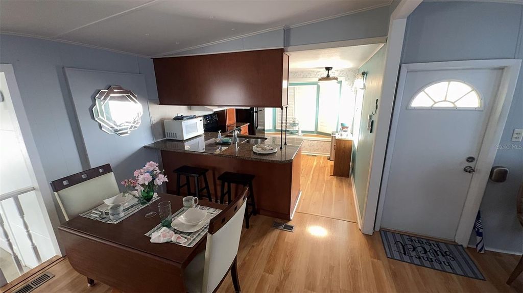 Image 8 of property listing at 4851 W GANDY BOULEVARD B7L43, Tampa, FL 33611
