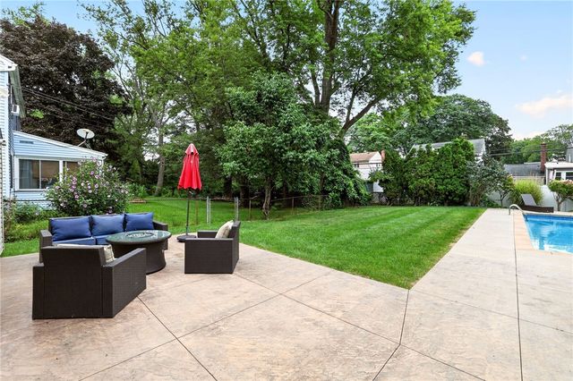 106 Stonehenge Road, Irondequoit, NY 14609