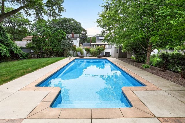 106 Stonehenge Road, Irondequoit, NY 14609