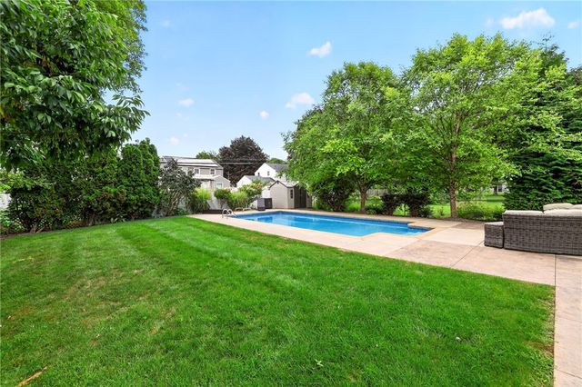 106 Stonehenge Road, Irondequoit, NY 14609