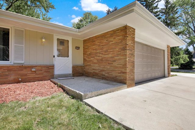 17550 Brooklawn DRIVE, Brookfield, WI 53045