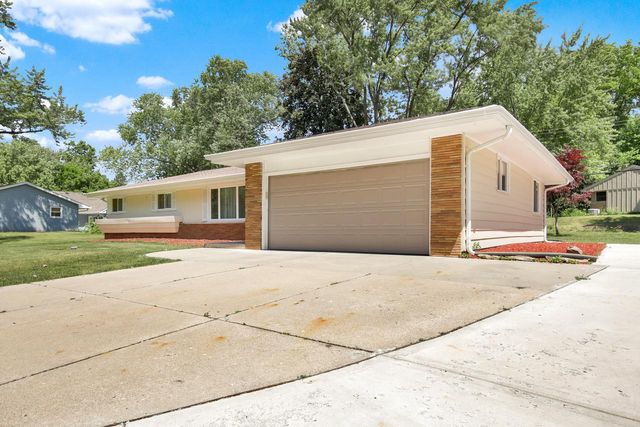 17550 Brooklawn DRIVE, Brookfield, WI 53045