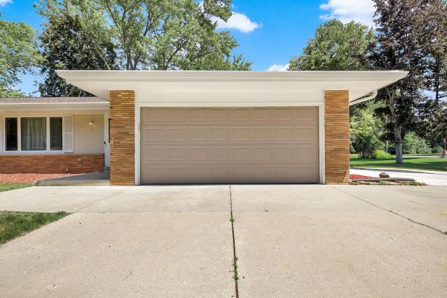 17550 Brooklawn DRIVE, Brookfield, WI 53045