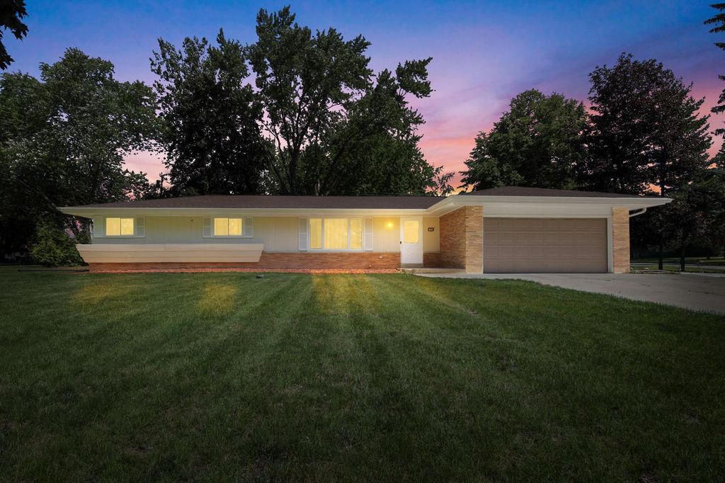 17550 Brooklawn DRIVE, Brookfield, WI 53045