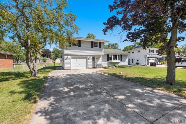 10 Meadow Lea Drive, Lancaster, NY 14086