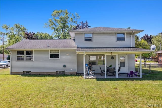 10 Meadow Lea Drive, Lancaster, NY 14086