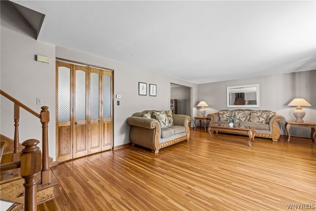 10 Meadow Lea Drive, Lancaster, NY 14086