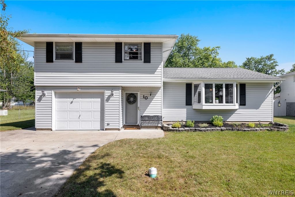 10 Meadow Lea Drive, Lancaster, NY 14086