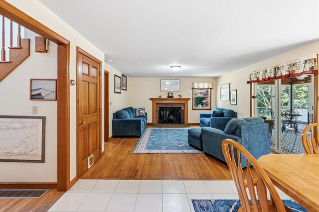 5 Geryk Ct, Southampton, MA 01073