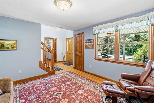 5 Geryk Ct, Southampton, MA 01073