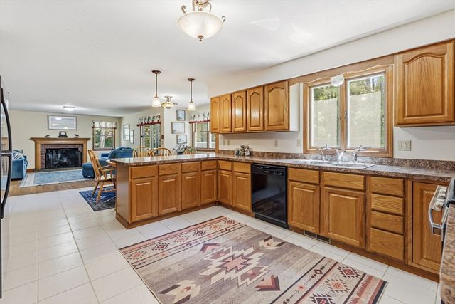 5 Geryk Ct, Southampton, MA 01073