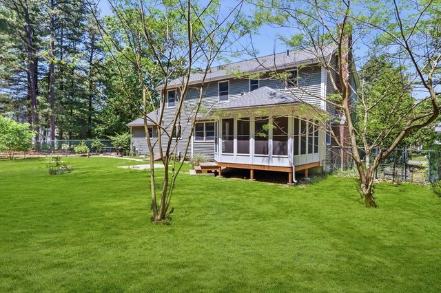 5 Geryk Ct, Southampton, MA 01073