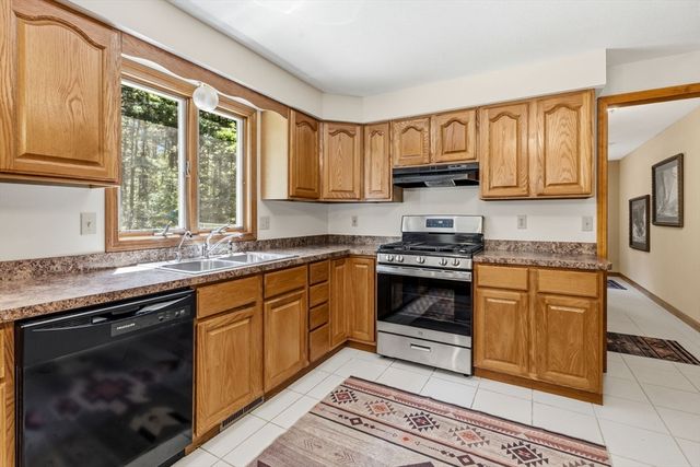5 Geryk Ct, Southampton, MA 01073