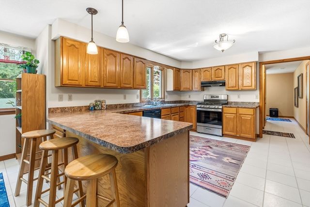 5 Geryk Ct, Southampton, MA 01073