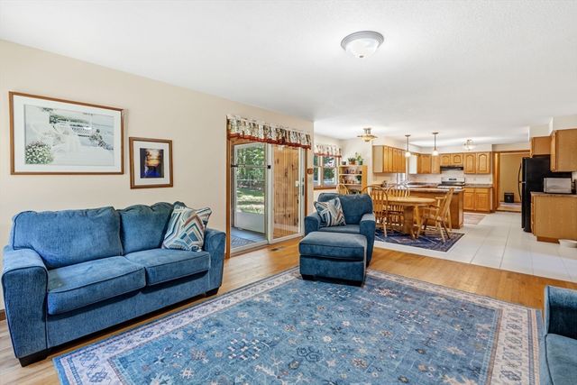 5 Geryk Ct, Southampton, MA 01073