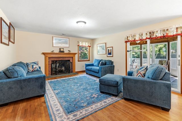 5 Geryk Ct, Southampton, MA 01073