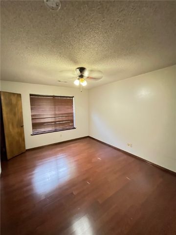 2153 Loren Circle, Fayetteville, AR 72701