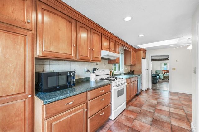 8 Barnes St, Wareham, MA 02571