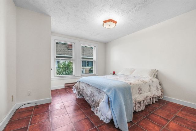 8 Barnes St, Wareham, MA 02571