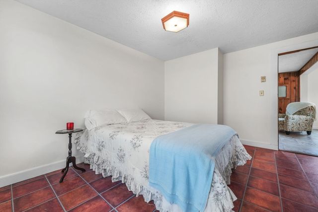 8 Barnes St, Wareham, MA 02571