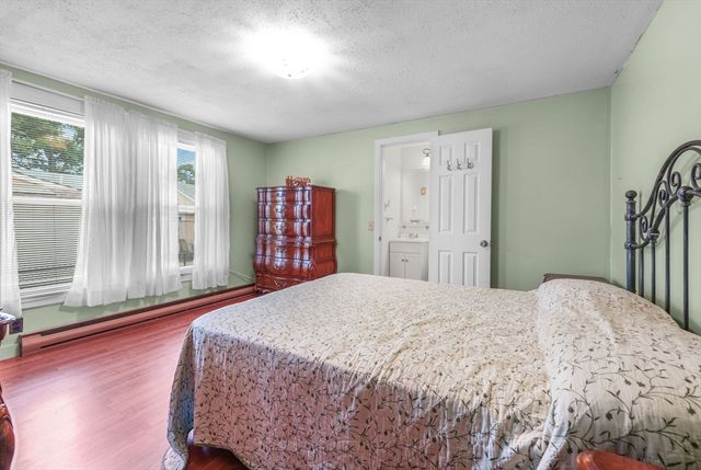 8 Barnes St, Wareham, MA 02571
