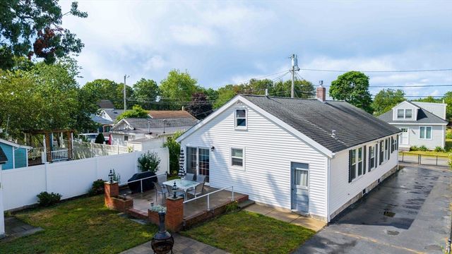 8 Barnes St, Wareham, MA 02571