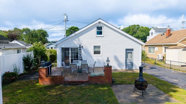 8 Barnes St, Wareham, MA 02571