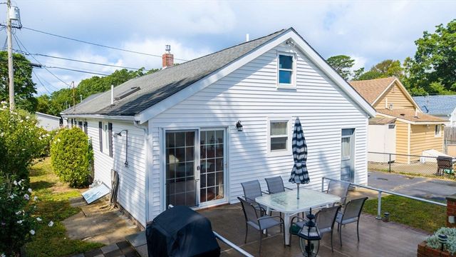 8 Barnes St, Wareham, MA 02571