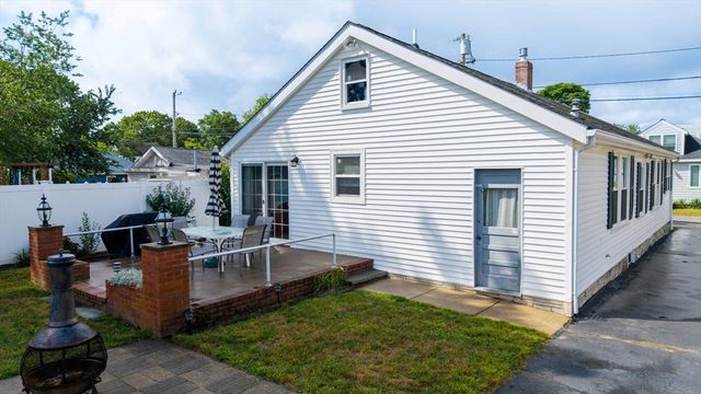 8 Barnes St, Wareham, MA 02571