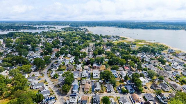 8 Barnes St, Wareham, MA 02571