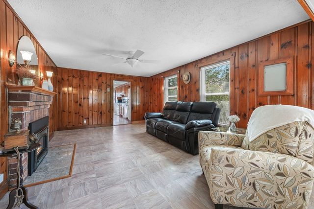 8 Barnes St, Wareham, MA 02571