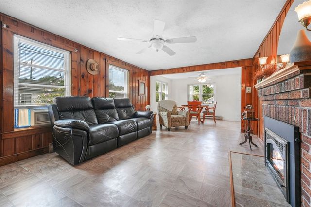 8 Barnes St, Wareham, MA 02571