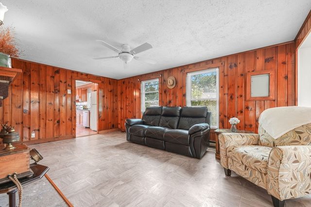 8 Barnes St, Wareham, MA 02571