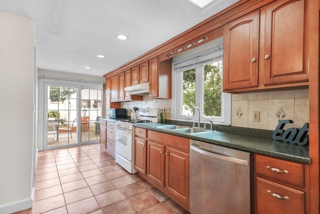 8 Barnes St, Wareham, MA 02571