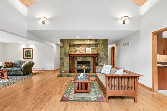 14 Brierwoods Lane, Hawthorn Woods, IL 60047