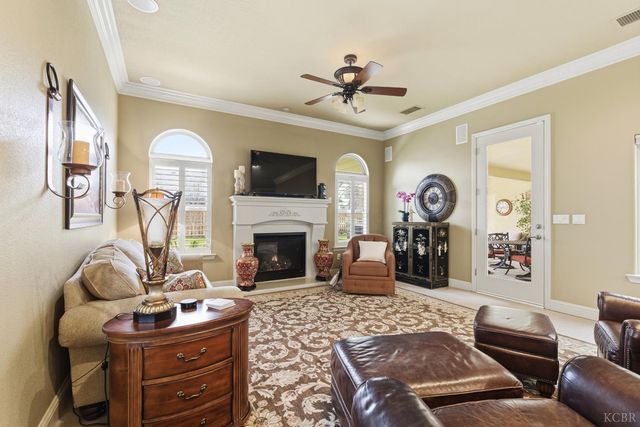 297 W Harold Griswold Way, Hanford, CA 93230