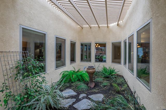 297 W Harold Griswold Way, Hanford, CA 93230