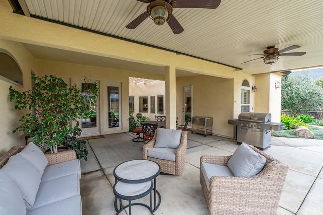 297 W Harold Griswold Way, Hanford, CA 93230